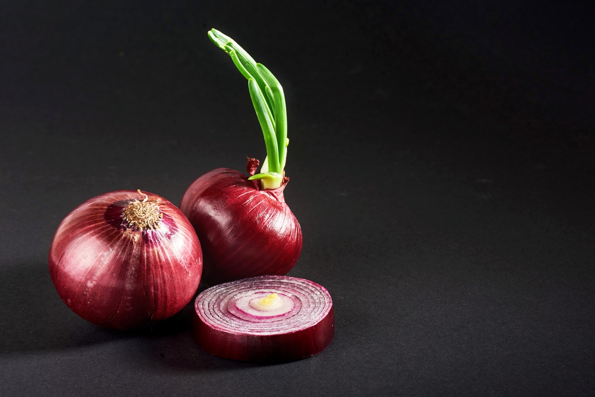 Ilustrasi bawang merah segar sebagai bahan herbal dengan berbagai manfaat kesehatan.