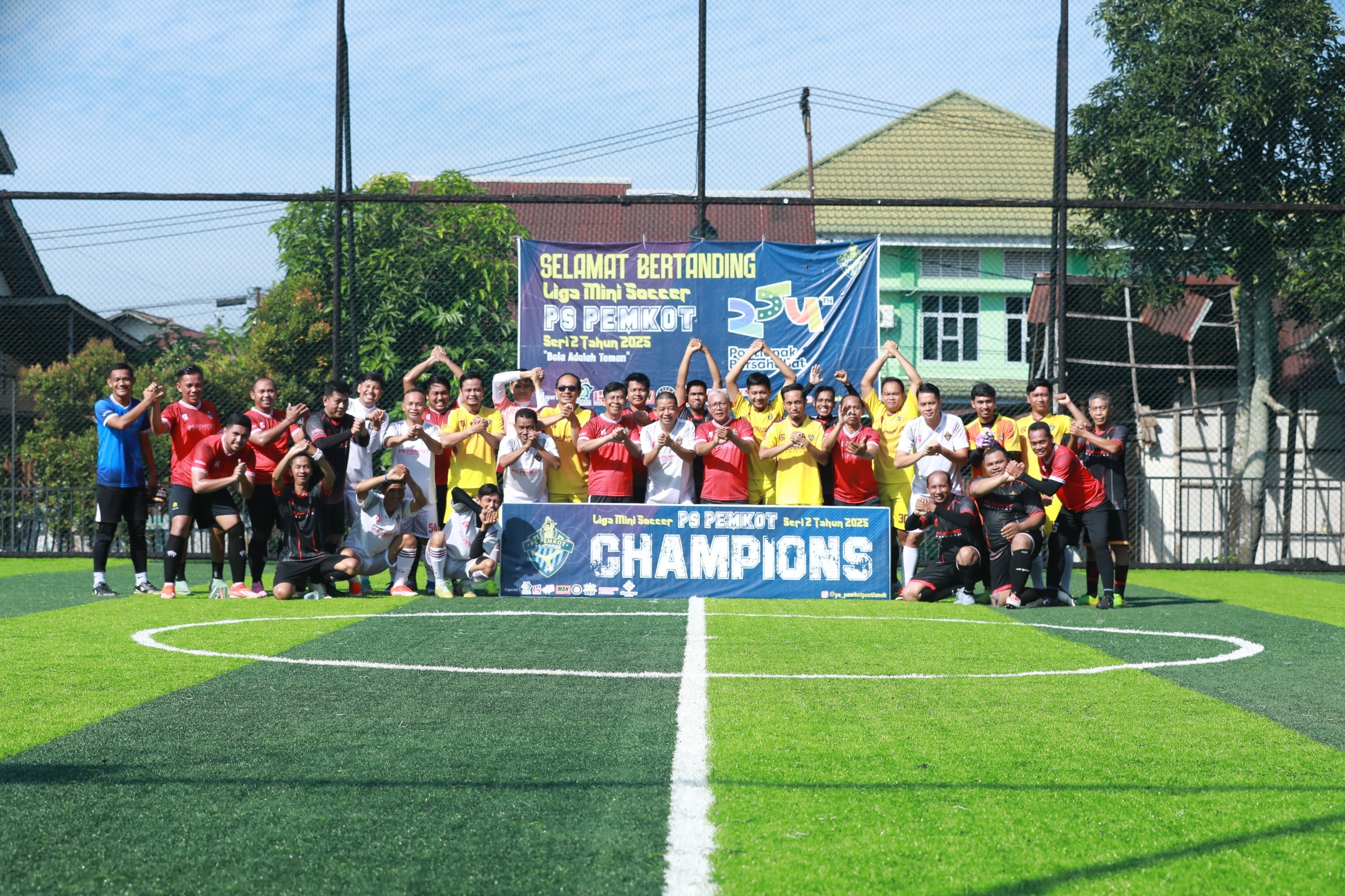 Tim Pacak FC mengangkat trofi kemenangan usai menjuarai Liga Mini Soccer PS Pemkot Pontianak 2025.