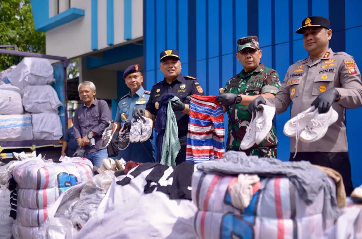 Kepala Kantor Wilayah DJBC Kalimantan Bagian Barat, Imik Eko Putro bersama Pangdam XII Tanjungpura Mayjen Jamalulael dan Kapolda Kalbar Irjen Pol Pipit Riemanto menunjukan barang bukti pakaian bekas.