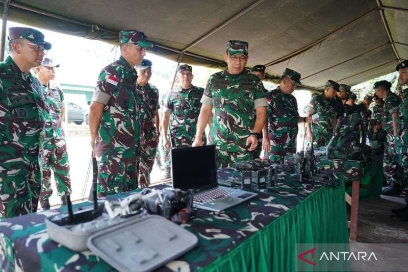 PERSIAPAN: Panglima Komando Daerah Militer (Pangdam) XII/Tanjungpura, Mayjen TNI Jamallulael, meninjau pelaksanaan Pra Latihan Bersama (Latma) Kekar Malindo Seri 48AB/2025 yang digelar oleh Yonif