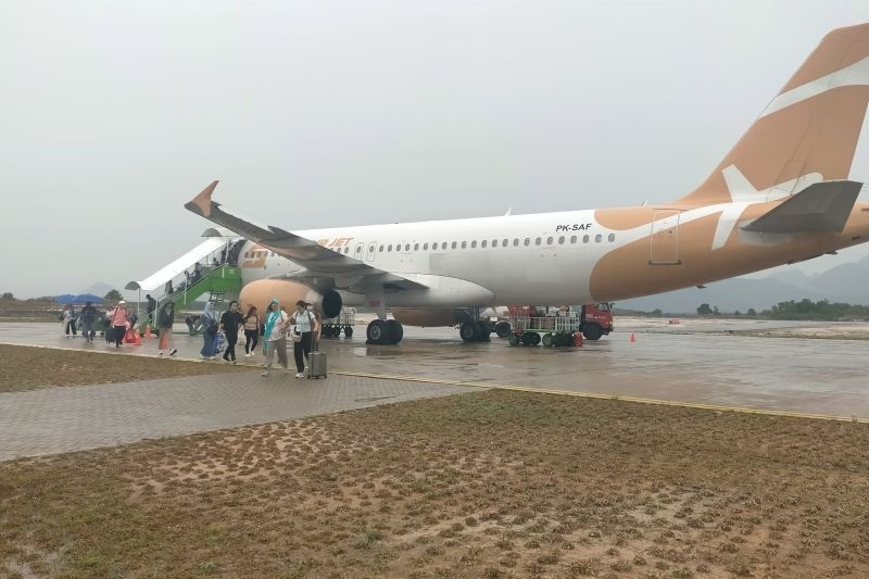 SIMBOL KEMAJUAN: Suasana Bandara Kota Singkawang belum lama ini. Pemkot Singkawang terus berupaya menjalin kerja sama dengan sejumlah maskapai untuk membuka rute penerbangan baru.