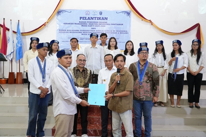 USUNG PERSATUAN: Wakil Gubernur Kalimantan Barat, Krisantus Kurniawan, menyerukan kepada seluruh pengurus baru GMKI Cabang Pontianak, serta Badan Kerja Sama (BKS) PGI-GMKI Cabang Pontianak dan Melawi,