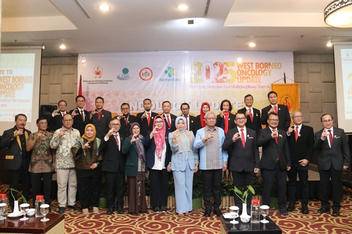 SIMPOSIUM: Sekda Kalbar Harisson bersama sejumlah peserta Workshop dan Simposium &ldquo;West Borneo Oncology Update: From Early Detection To A Multidisciplinary Team Approach&rdquo; yang digelar di Hotel Mercure