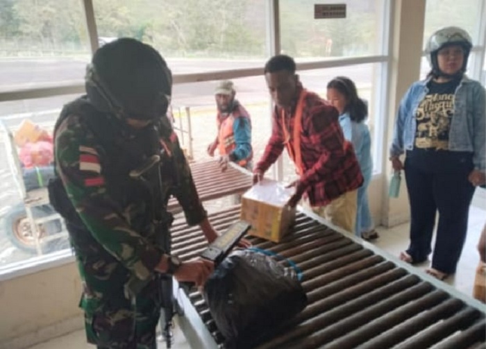 Personel Satgas Korpasgat memeriksa barang bawaan penumpang di Bandara Mulia, Puncak Jaya.