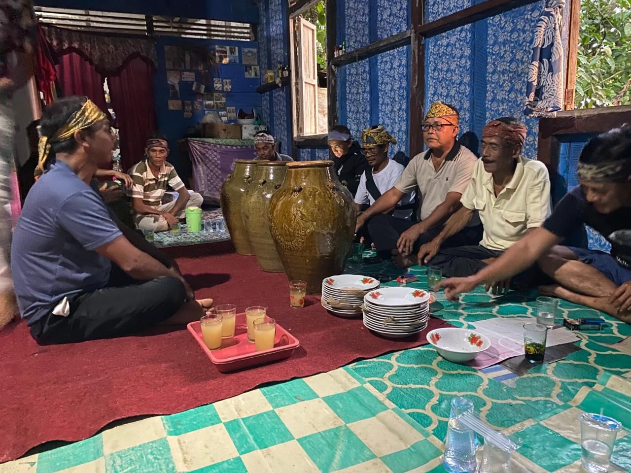 Perwakilan perusahaan menjalani proses sanksi adat di Desa Serangkah Kanan, Kecamatan Tumbang Titi, Sabtu (1/11).