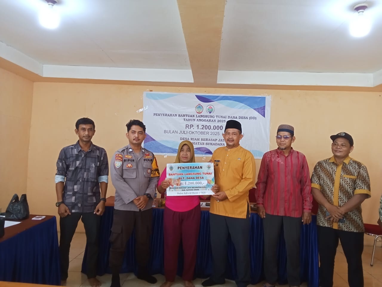 Camat Sukadana Ismail UJ menyerahkan secara simbolis BLT Dana Desa kepada warga Desa Riam Berasap Jaya, Sabtu (1/11).