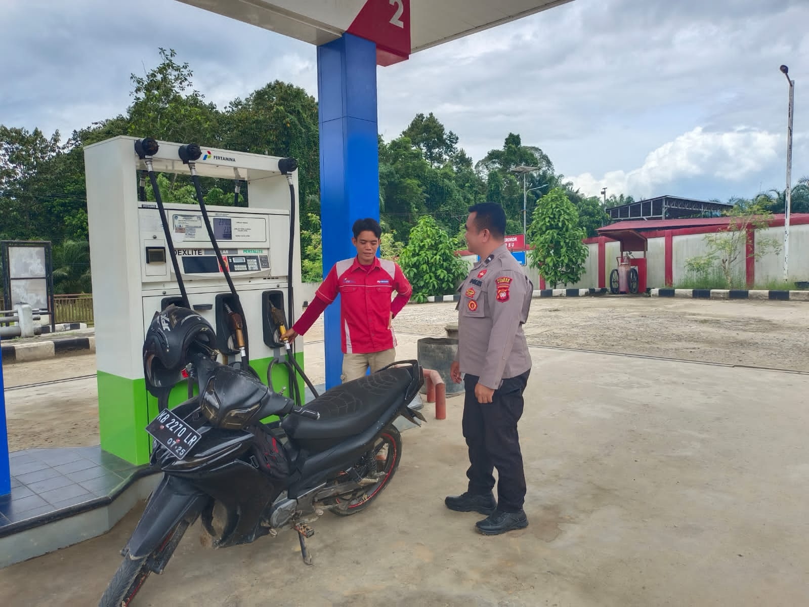 PATROLI: Personel Polsek Kuala Behe melaksanakan patroli rutin di SPBU Dusun Engalong, Desa Nyayum, untuk memastikan keamanan dan memberikan rasa aman bagi masyarakat.