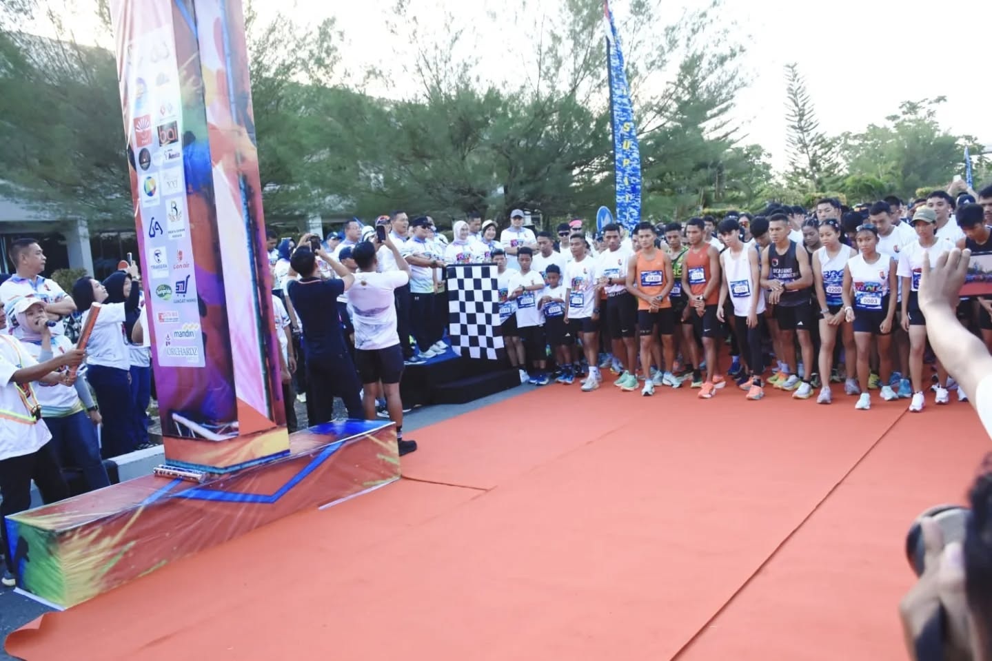 Masyarakat antusiasi mengikuti Supadio Colour Run 2025 di Lanud Supadio pada Minggu (2/11).