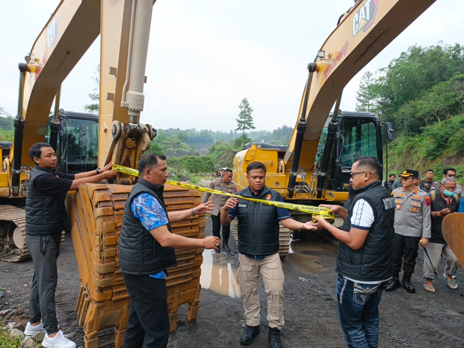 TUTUP TAMBANG: Tim Bareskrim Mabes Polri dipimipin langsung Brigjen Pol Moh Irhamni, Direktur Tindak Pidana Tertentu (Dirtipidter) tutup lokasi penambangan ilegal di Srumbung, Magelang.