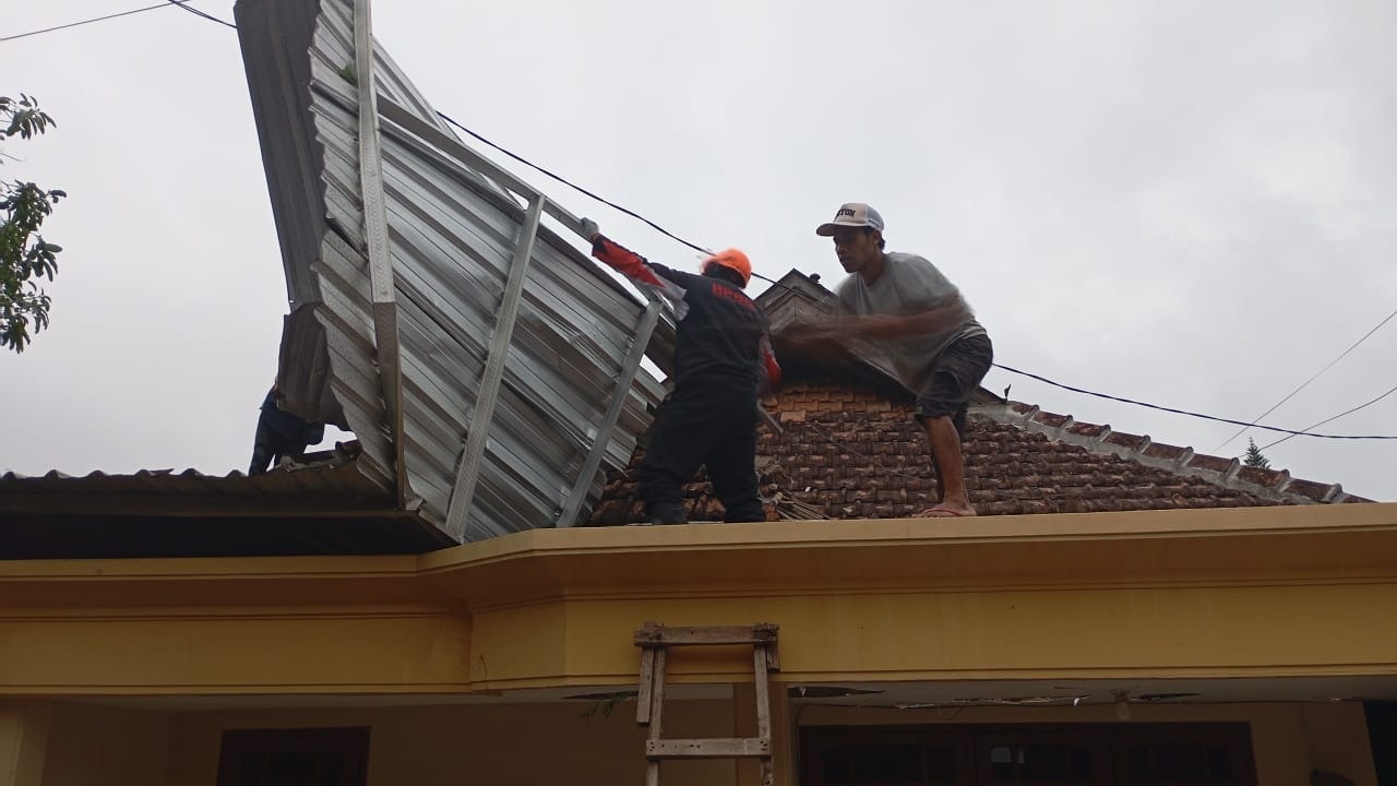 TERBANG: Angin puting beliung menerjang Desa Sumbersekar, kemarin (2/11).