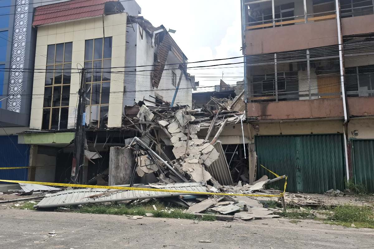 Garis polisi terpasang di sekitar reruntuhan ruko empat lantai di Jalan Sisingamangaraja, Pontianak pada Senin (3/11).