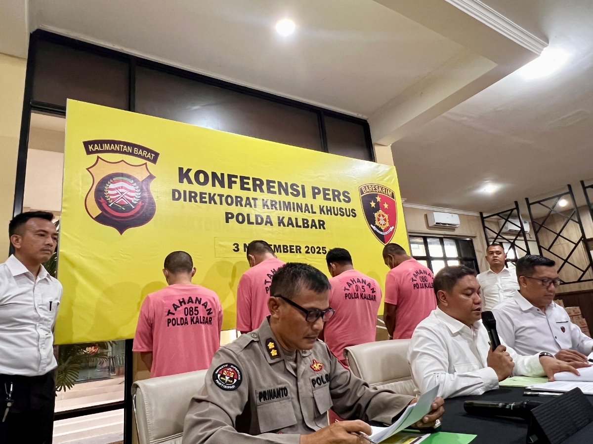 Direktorat Kriminal Khusus Polda Kalbar menggelar konferensi pers terkait pengungkapan kasus Migas dan kayu ilegal, Senin (3/11).