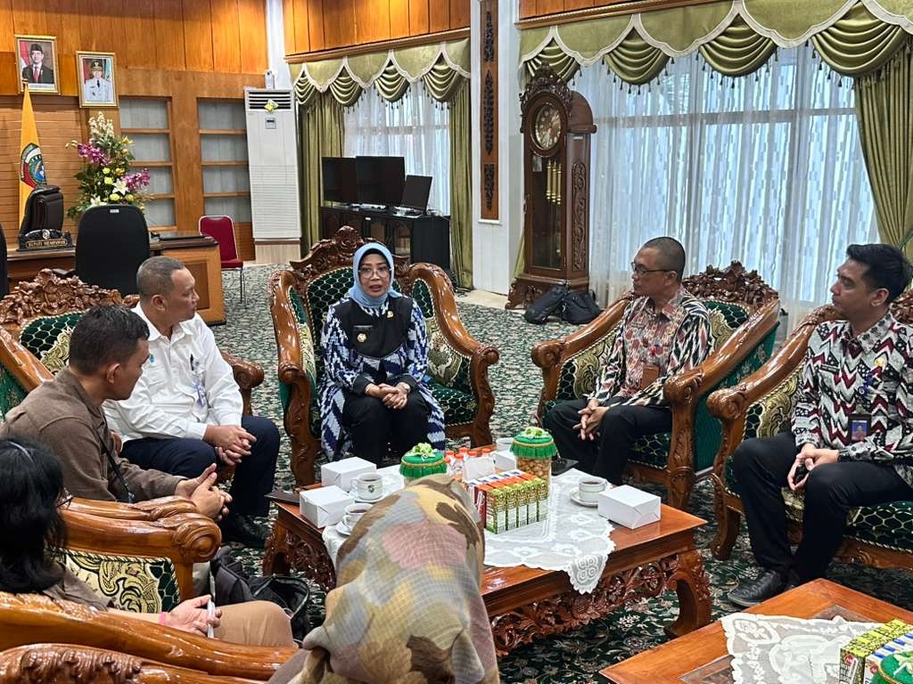KUNJUNGAN: Bupati Erlina saat menerima kunjungan Tim Kementerian Lingkungan Hidup.