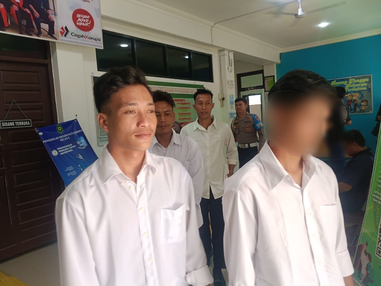 TERDAKWA PETI: Sidang perdana kasus PETI Desa Ingko Tambe di Pengadilan Negeri Putussibau, Kamis (30/10). Salah satu terdakwa diketahui merupakan mahasiswa aktif PDD Polnep Kapuas Hulu.