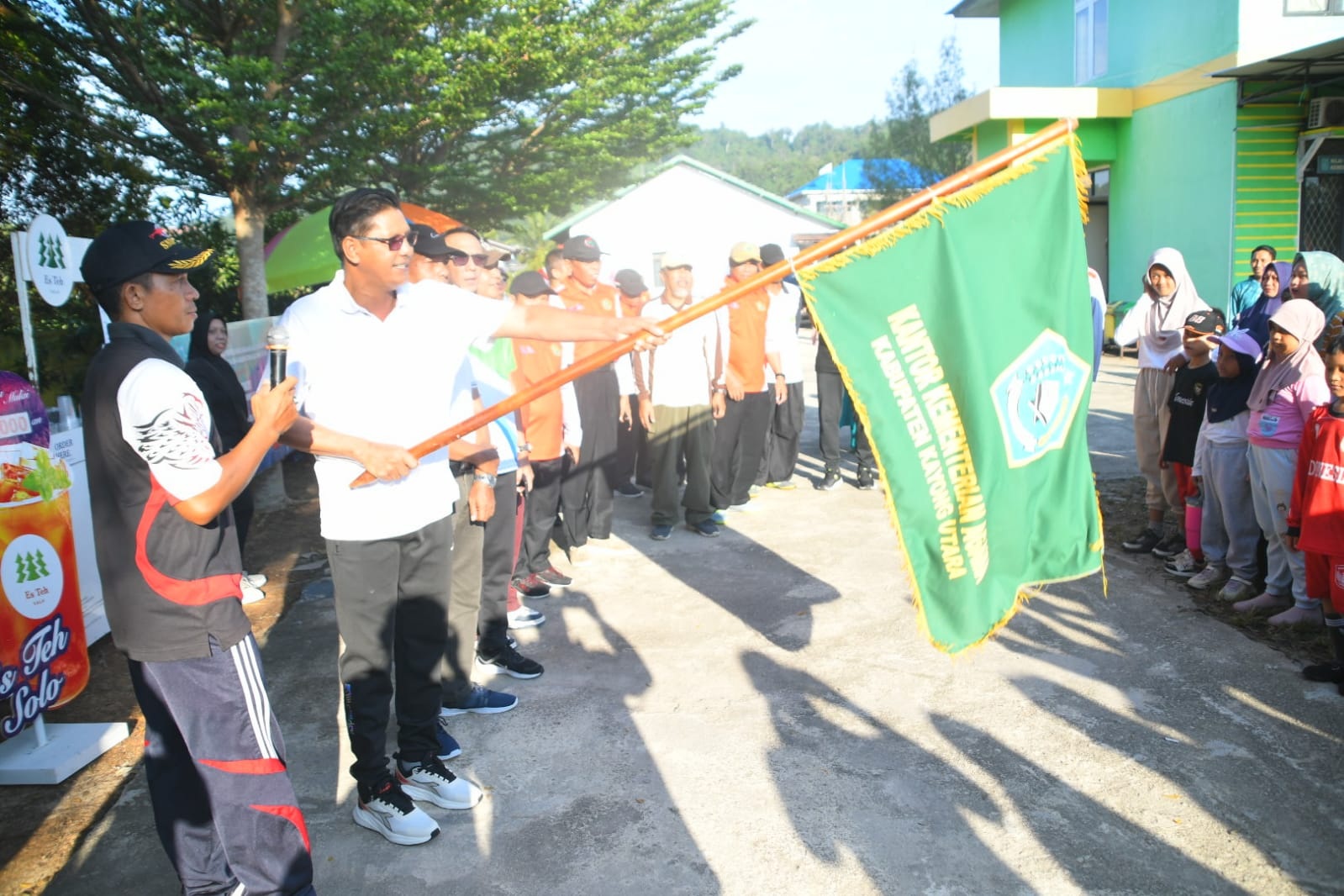 Wakil Bupati Kayong Utara, Amru Chanwari, melepas peserta Jalan Sehat Kerukunan Beragama di halaman Kantor Kemenag Kayong Utara, Sabtu (1/11).