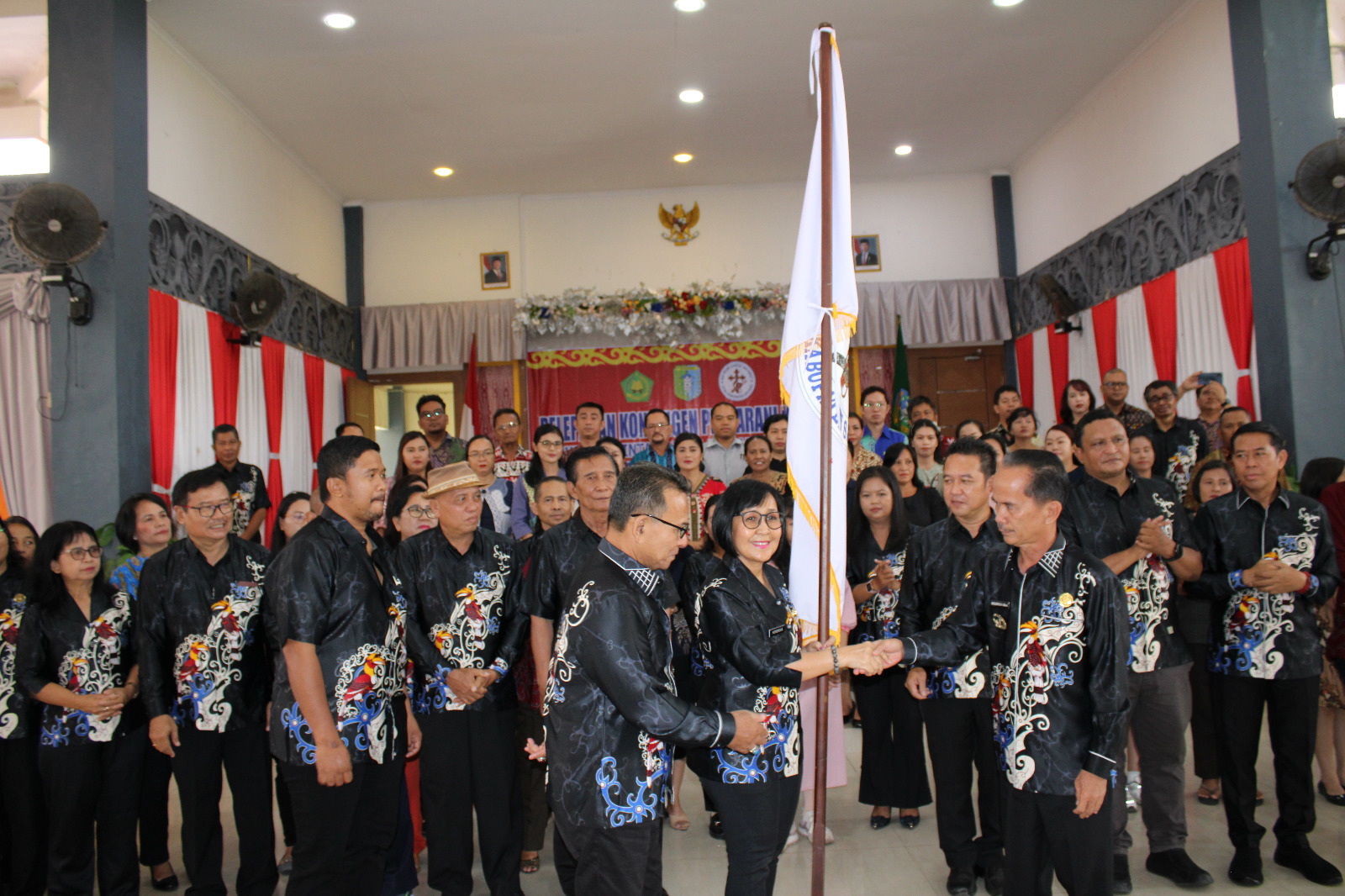 Bupati Sintang, Gregorius Herkulanus Bala, melepas Kontingen Pesparani Sintang menuju Pontianak, kemarin (2/11).