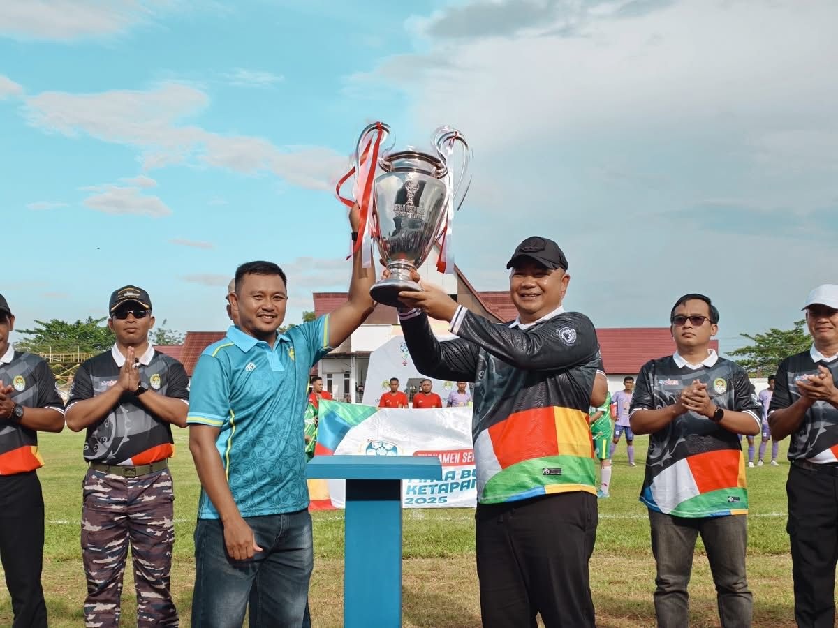Bupati Ketapang, Alexander Wilyo, menyerahkan piala kepada panitia untuk diperebutkan kembali.