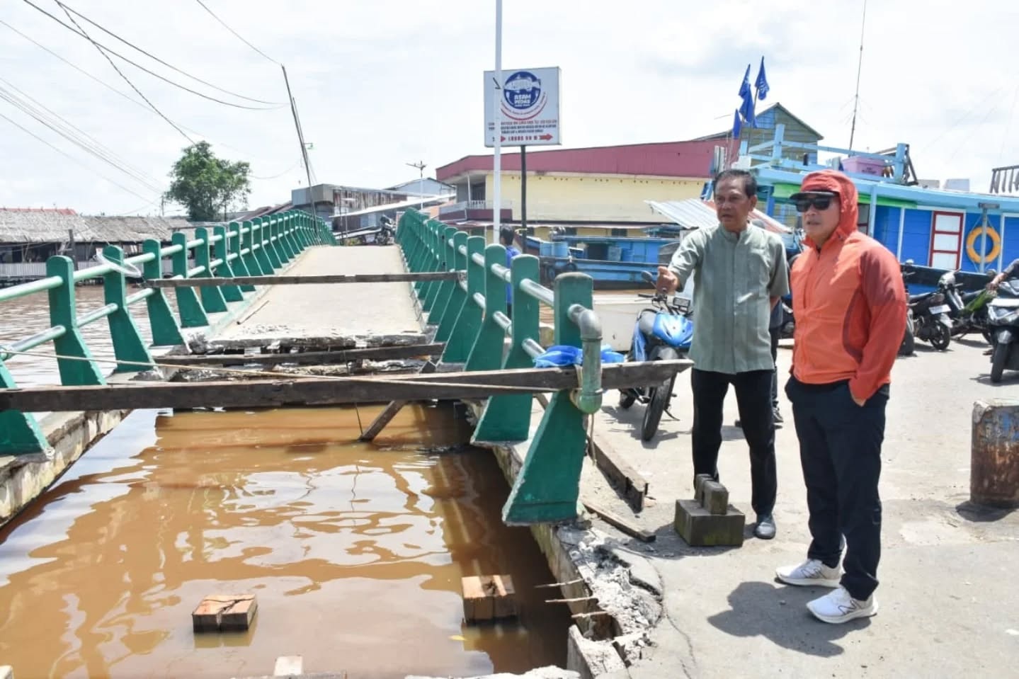 Bupati Kubu Raya, Sujiwo, meninjau Jembatan Bintang Tujuh di Sungai Kakap yang roboh, memastikan langkah cepat penanganan darurat bagi warga, Jumat (31/10).