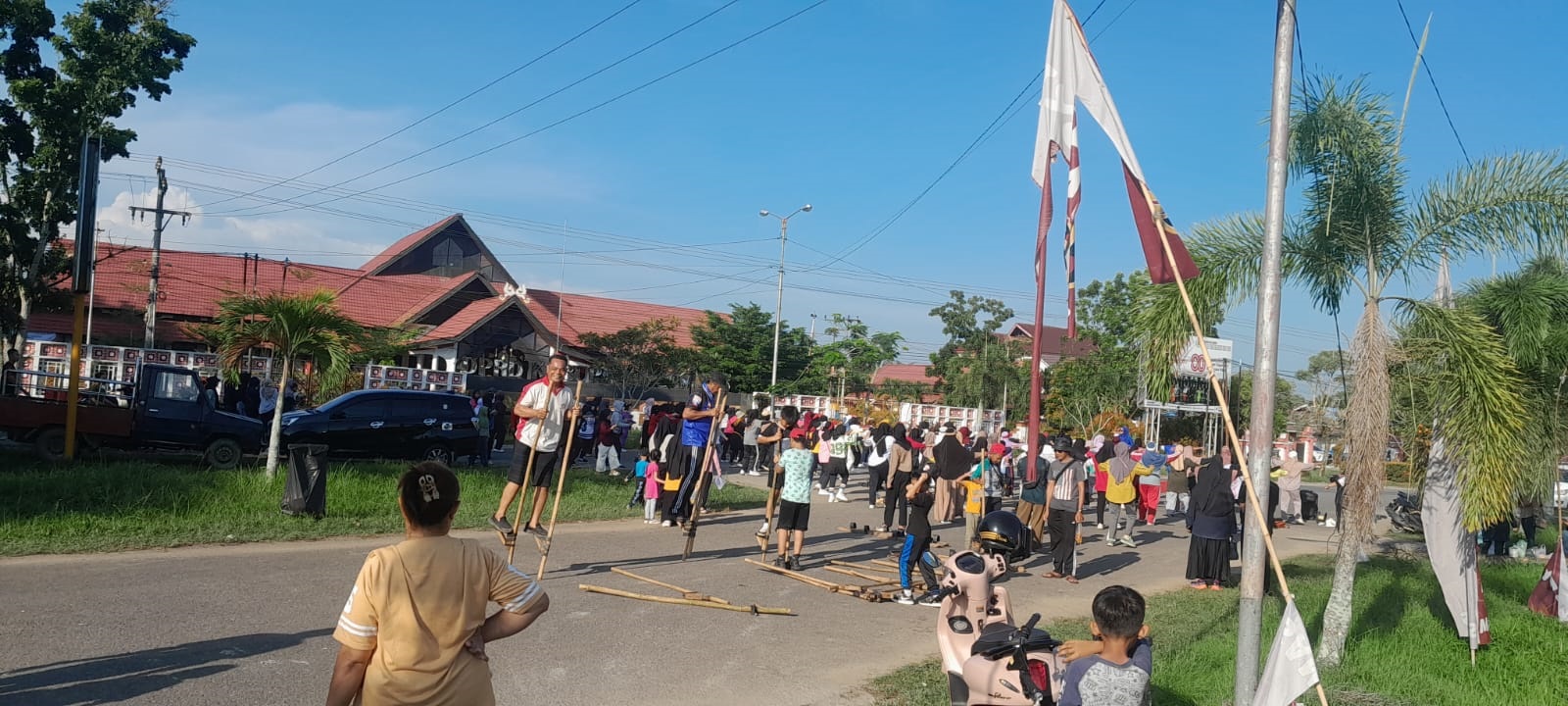 PERMAINAN TRADISIONAL: Anggota DPRD Sambas Anwari terlihat memainkan permainan tradisional di area CFD.