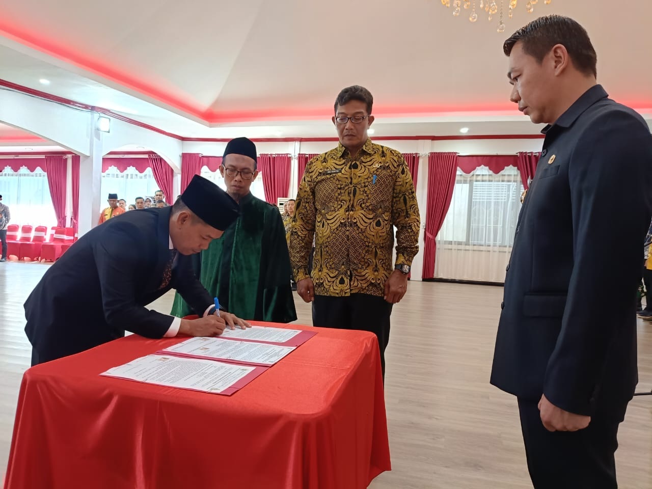 PELANTIKAN: Bupati Kapuas Hulu, Fransiskus Diaan, melantik Ahmad Yani sebagai Direktur Perumda Tirta Uncak Kapuas di pendopo Rumah Dinas Bupati, Jumat (28/10).