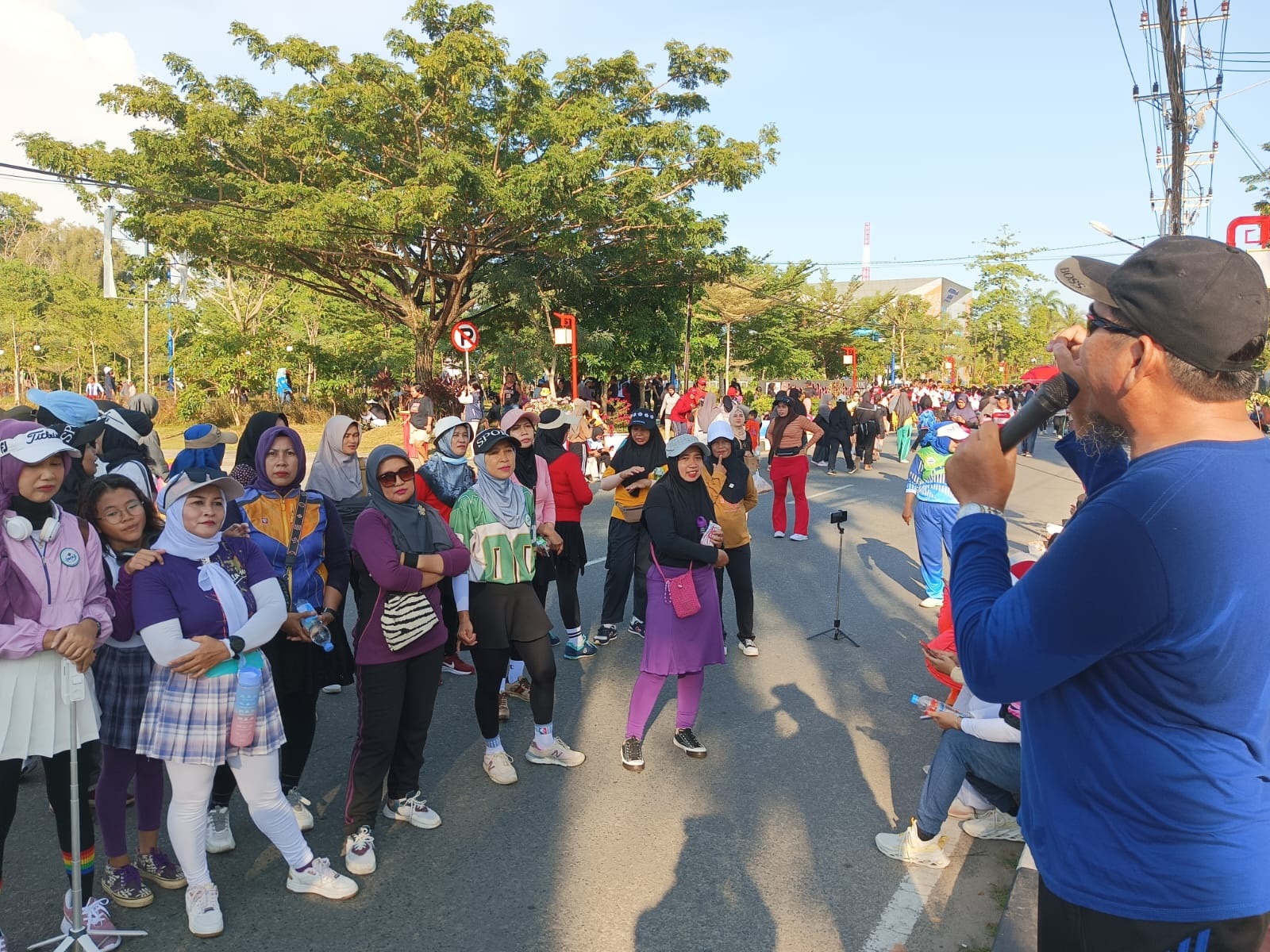 Kampanye Germas melalui senam bersama dan penyuluhan anti-mager oleh PPPKMI dan IOSKI di Jalan Firdaus, depan Kantor Walikota Singkawang, Minggu (2/11).