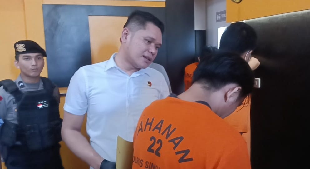 Pelaku kasus tindak pidana persetubuhan dan atau perbuatan cabul terhadap anak di bawah umur saat diamankan di Mapolres Singkawang, Jumat (31/10).