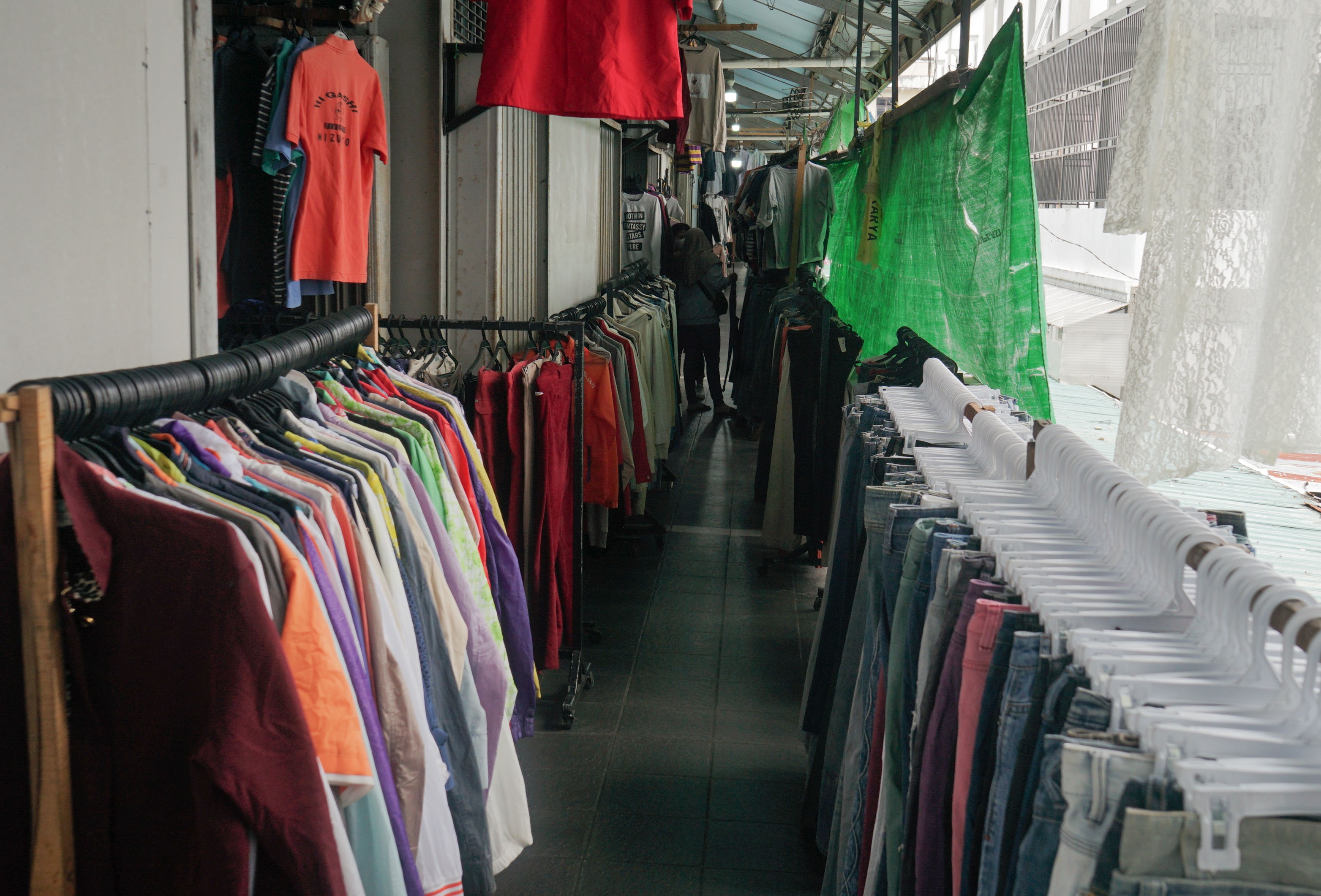 PAKAIAN BEKAS: Warga memilih pakaian bekas layak pakai (thrifting) di Pasar Tengah. Wancana Pemerintah melarang impor pakaian bekas ilegal untuk diperjual belikan, bakal berdampak pula bagi pedagang p