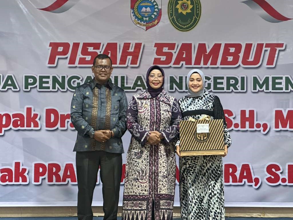 CINDERAMATA: Bupati Erlina saat menyerahkan cinderamata kepada pejabat Ketua PN Mempawah.