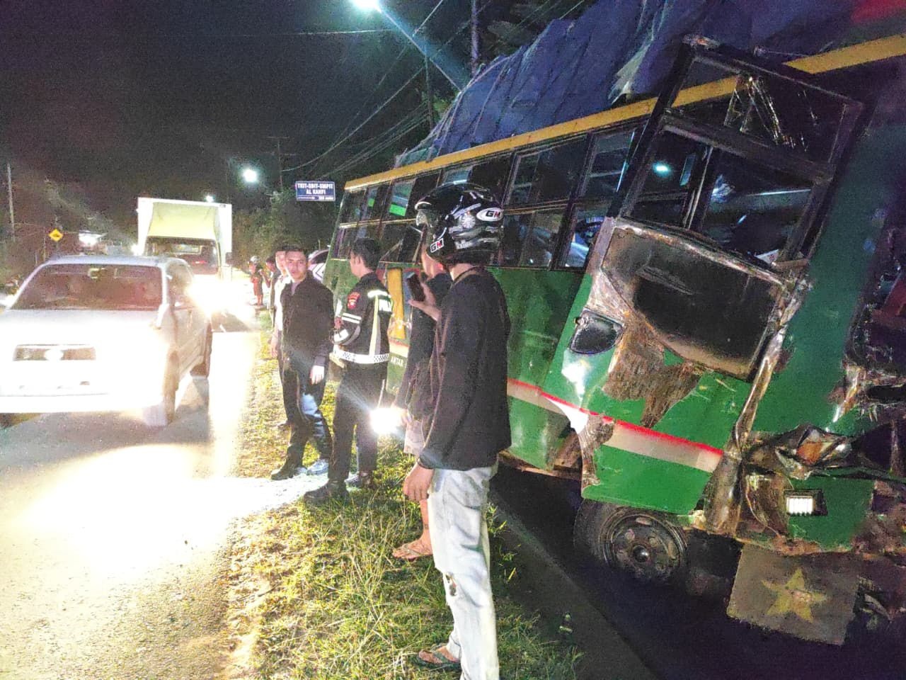 BERUNTUN: Kecelakaan beruntun yang melibatkan tiga kendaraan terjadi di Jalan Jenderal Sudirman, Sabtu (1/11) malam.