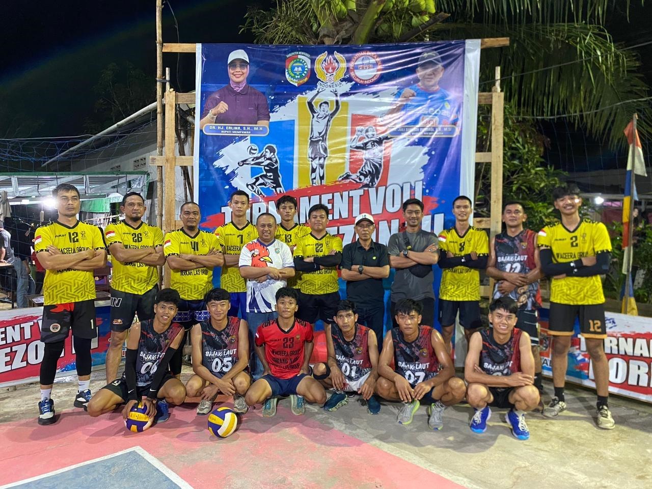 BERSAMA: Ketua PBVSI Mempawah berfoto bersama peserta Pordezon III