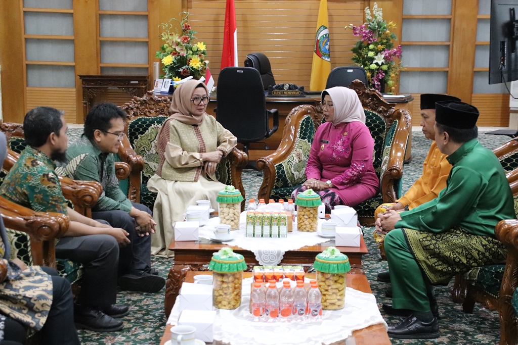 KUNJUNGAN: Bupati Erlina saat menerima kunjungan Kepala BPK RI Perwakilan Kalbar, Sri Haryati