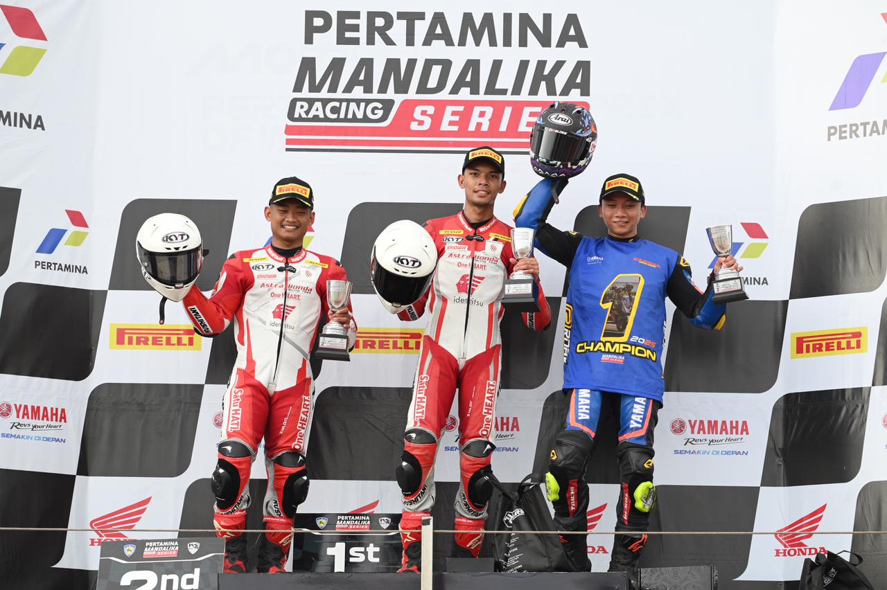 Pebalap Astra Honda Racing Team (AHRT) M. Adenanta Putra (tengah) dan Rheza Danica Ahrens (kanan) merayakan keberhasilan meraih podium pertama dan kedua pada kelas National Supersport 600 di ajang Man