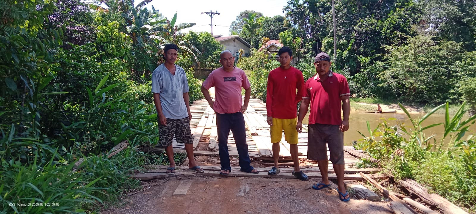 RUSAK: Warga berfoto di Jembatan Sungai Bayan yang sudah rusak berharap Pemkab Sanggau segera memperbaikinya.