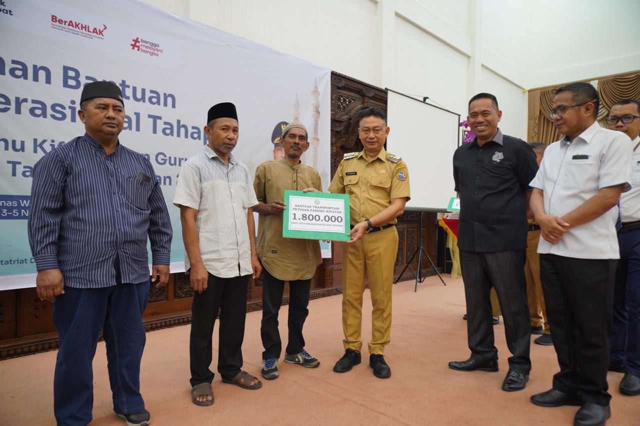 BANTUAN: Wali Kota Pontianak Edi Rusdi Kamtono menyerahkan bantuan transportasi secara simbolis kepada petugas fardhu kifayah.