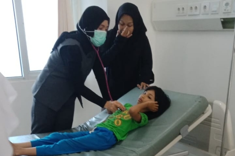 Siswa SD di Kapuas Hulu mendapatkan perawatan di RSUD Ahmad Dipenogoro Putussibau usai mengalami muntah-muntah diduga Keracunan MBG pada Selasa (4/11).