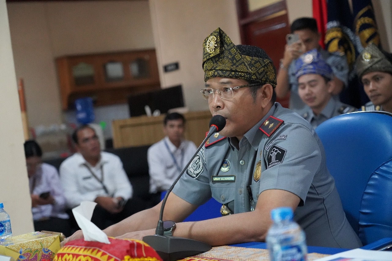 CAPAIAN : Uray Aliandri Kepala Imigrasi Putussibau saat menyampaikan capaian kinerja mereka dalam pengawasan dan pelayanan di Kapuas Hulu.