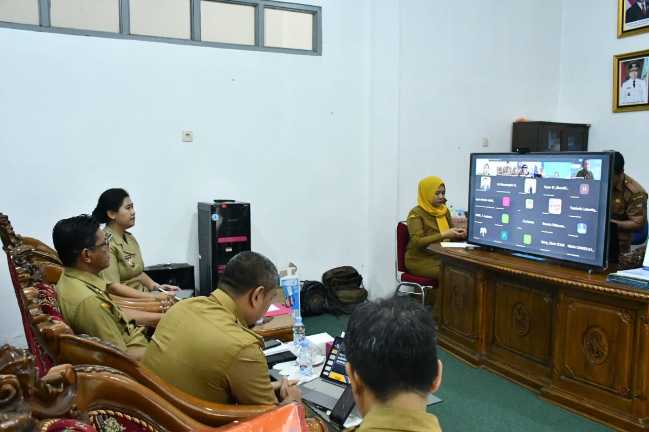 Wakil Bupati Kayong Utara, Amru Chanwari, mengikuti rapat koordinasi virtual bersama Kementerian Kesehatan Republik Indonesia.