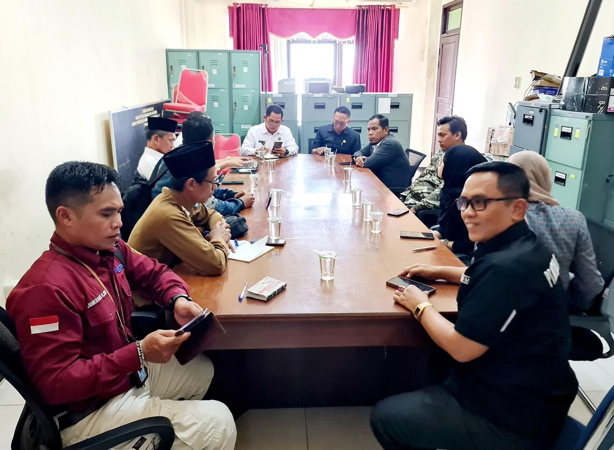 MEDIASI: Kanwil Kemenag Kalbar memfasilitasi pertemuan mediasi antara calon jemaah umrah dengan koperasi dan travel, Senin (3/11).