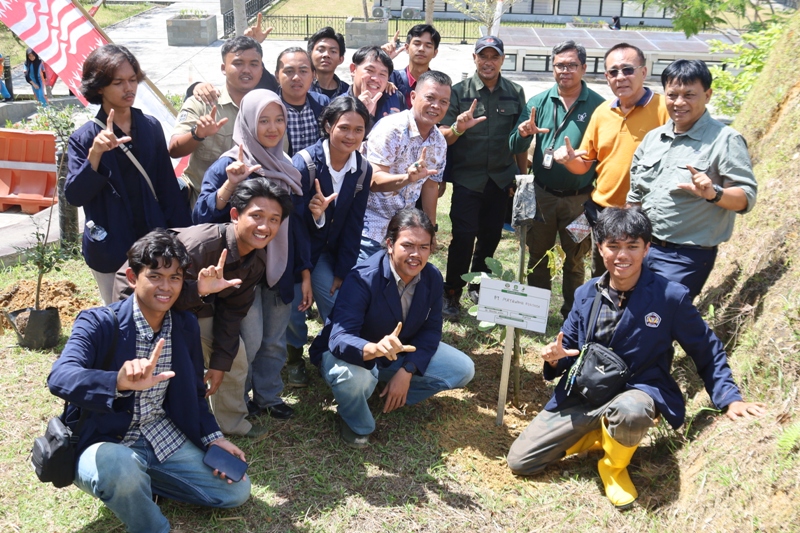 Kegiatan penghijauan di PLBN Entikong, Kabupaten Sanggau.