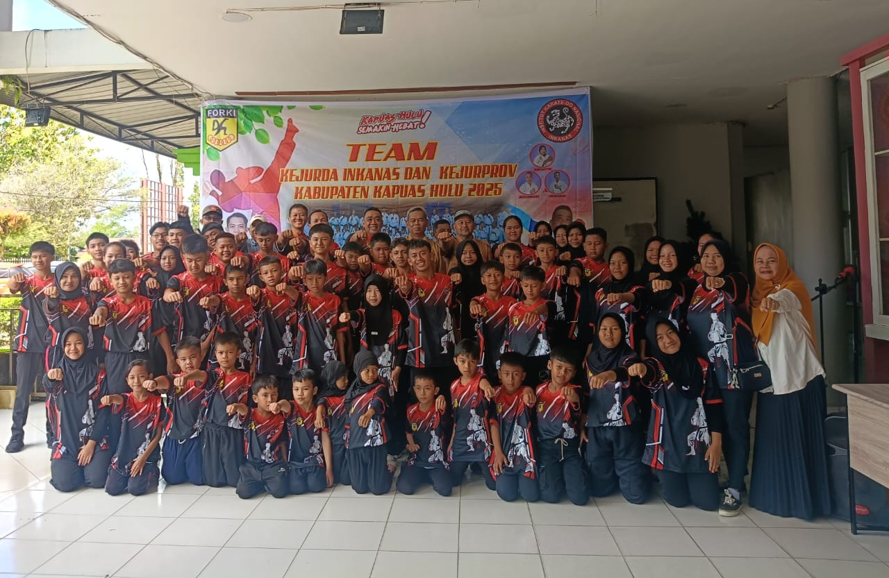 Puluhan atlet dan official Inkanas Kapuas Hulu yang bersiap berangkat ke Pontianak mengikuti Kerjuda dan Kejurprov di Pontianak.