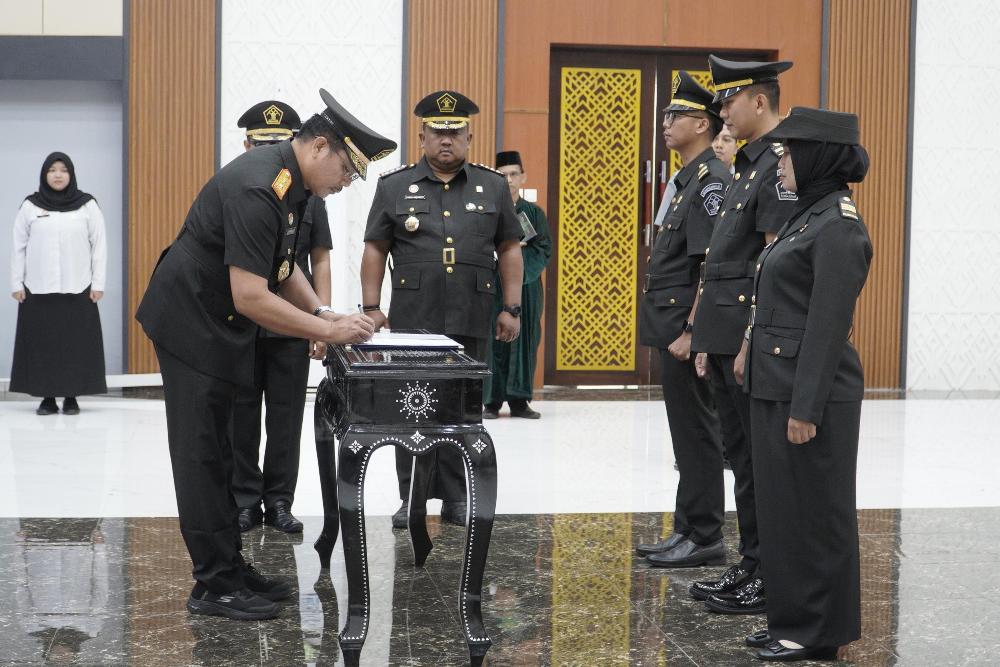 Kanwil Kemenkum Kalbar melantik dan ambil sumpah kenaikan jabatan fungsional tertentu pada Senin (3/11).