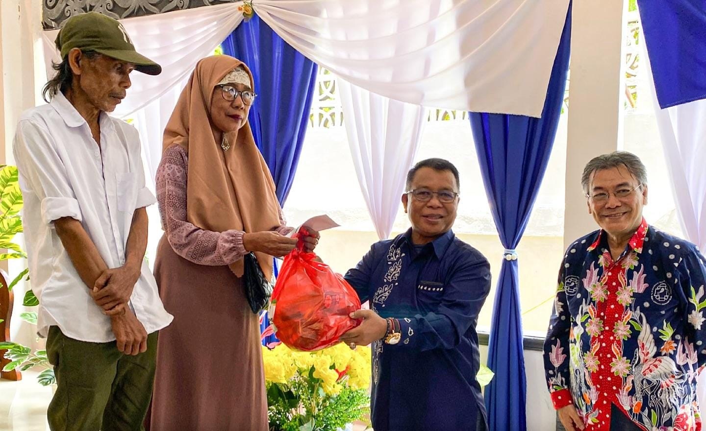 Warga menerima bantuan pengurangan beban hidup masyarakat miskin dan penderita Tuberkulosis (TBC).