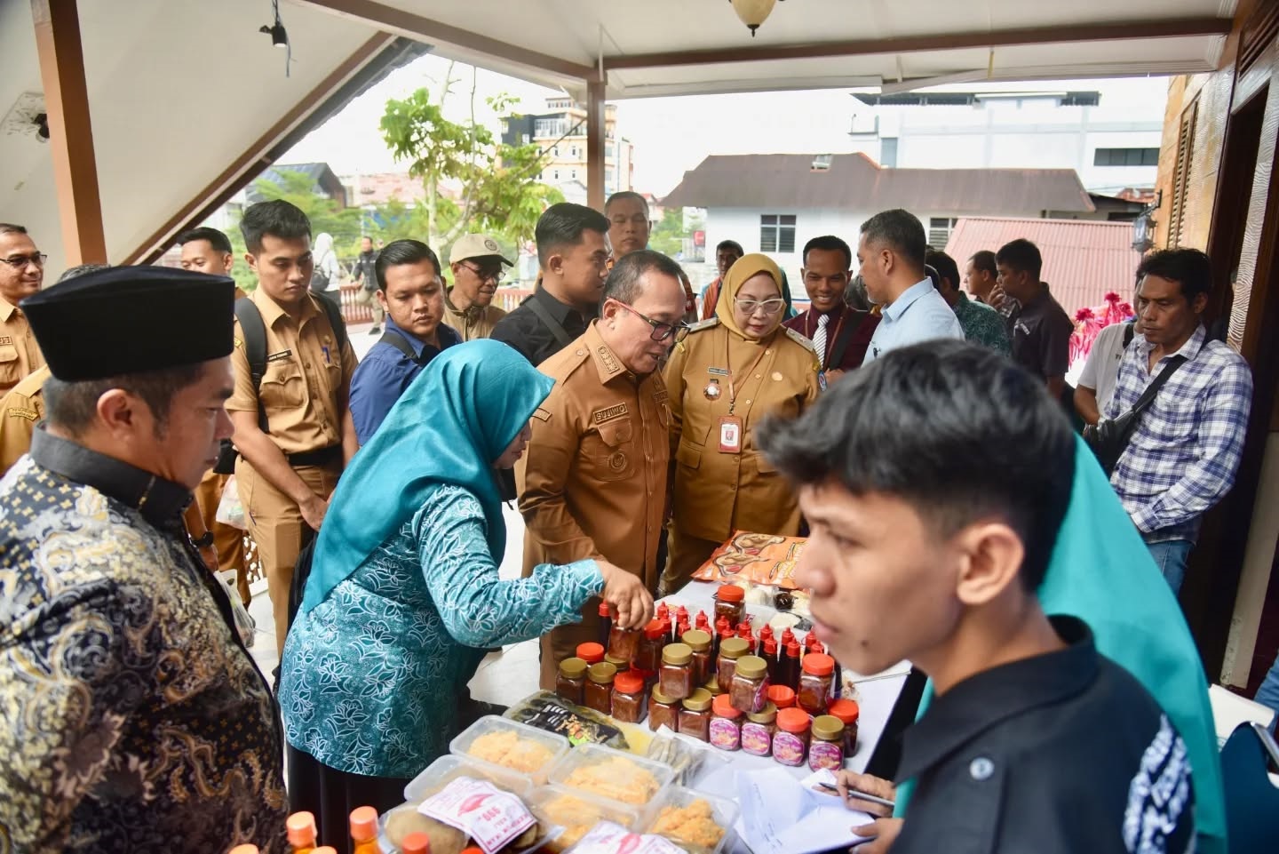 Sujiwo melihat hasil produk UMKM kader PKK Kubu Raya usai membuka kegiatan Penilaian dan Pembinaan Desa/Kelurahan GKSTTB Tingkat Kalbar  2025 di Rumah Bugis Baruga Ogie, Sungai Raya Dalam, Senin (3/11
