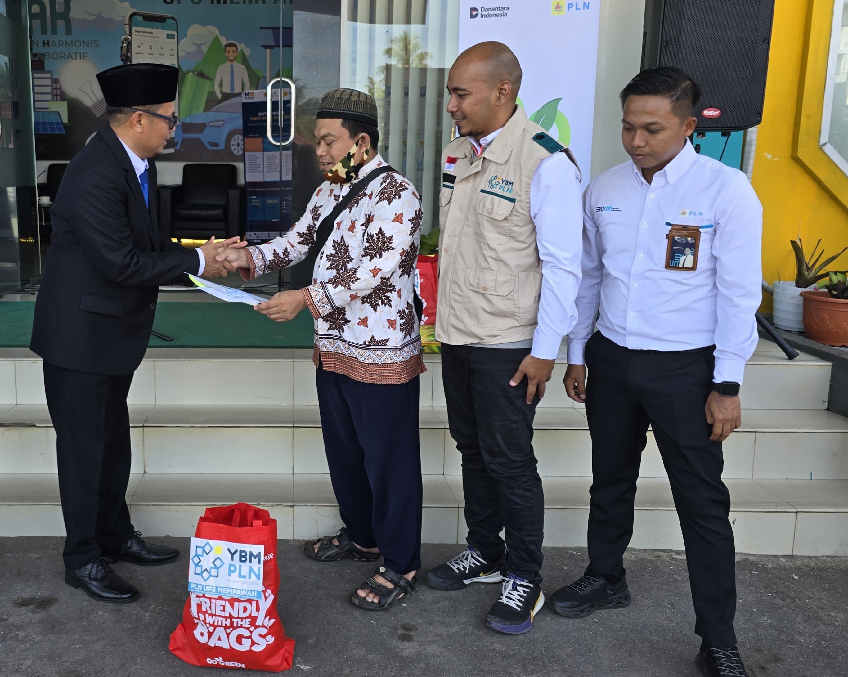 Manager PLN UP3 Mempawah, Abdul Azis P, menyerahkan secara simbolis bantuan paket sembako kepada salah satu kaum dhuafa di lingkungan Kantor PLN UP3 Mempawah sebagai wujud kepedulian sosial PLN terhad