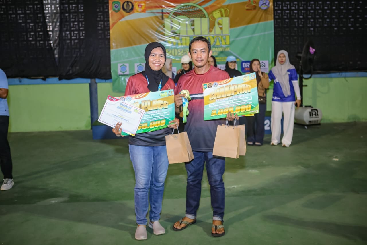 JUARA: Pegawai Kejari Sambas saat meraih juara dalam tenis se-Kalbar Piala WALI KOTA Singkawang.