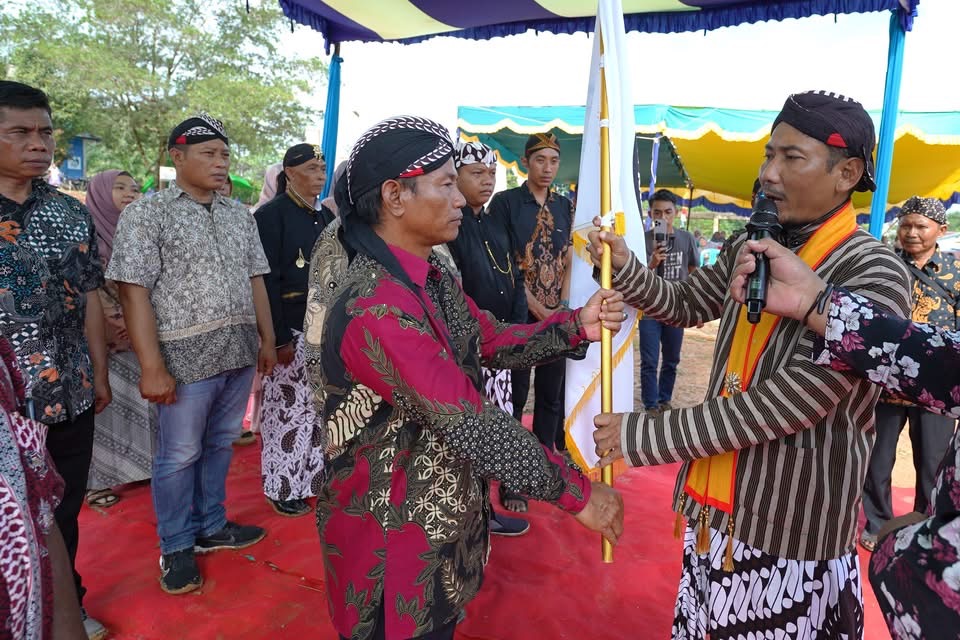 Ketua DPRD Ketapang, Achmad Sholeh, melantik Pengurus DPC Paguyuban Jawa Sungai Laur, Minggu (2/11).