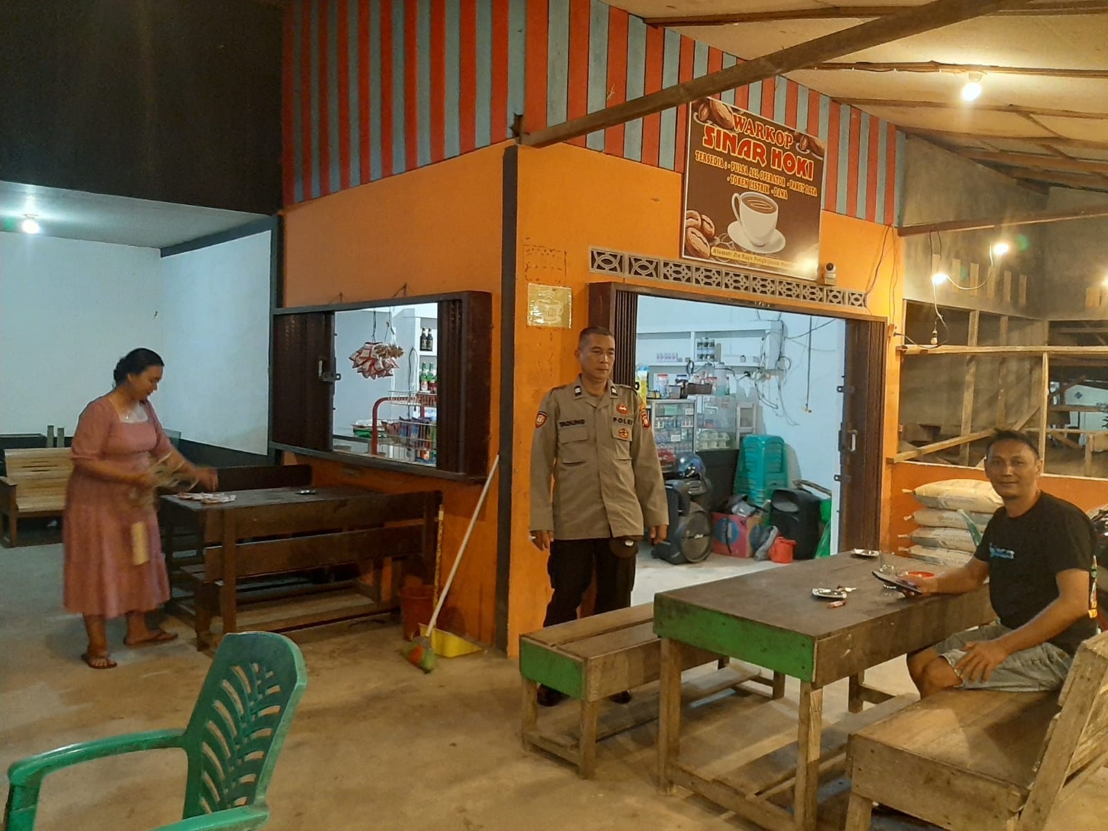 DIALOGIS : Anggota Polsek Mador saat melakukan patroli dialogis kepada masyarakat.