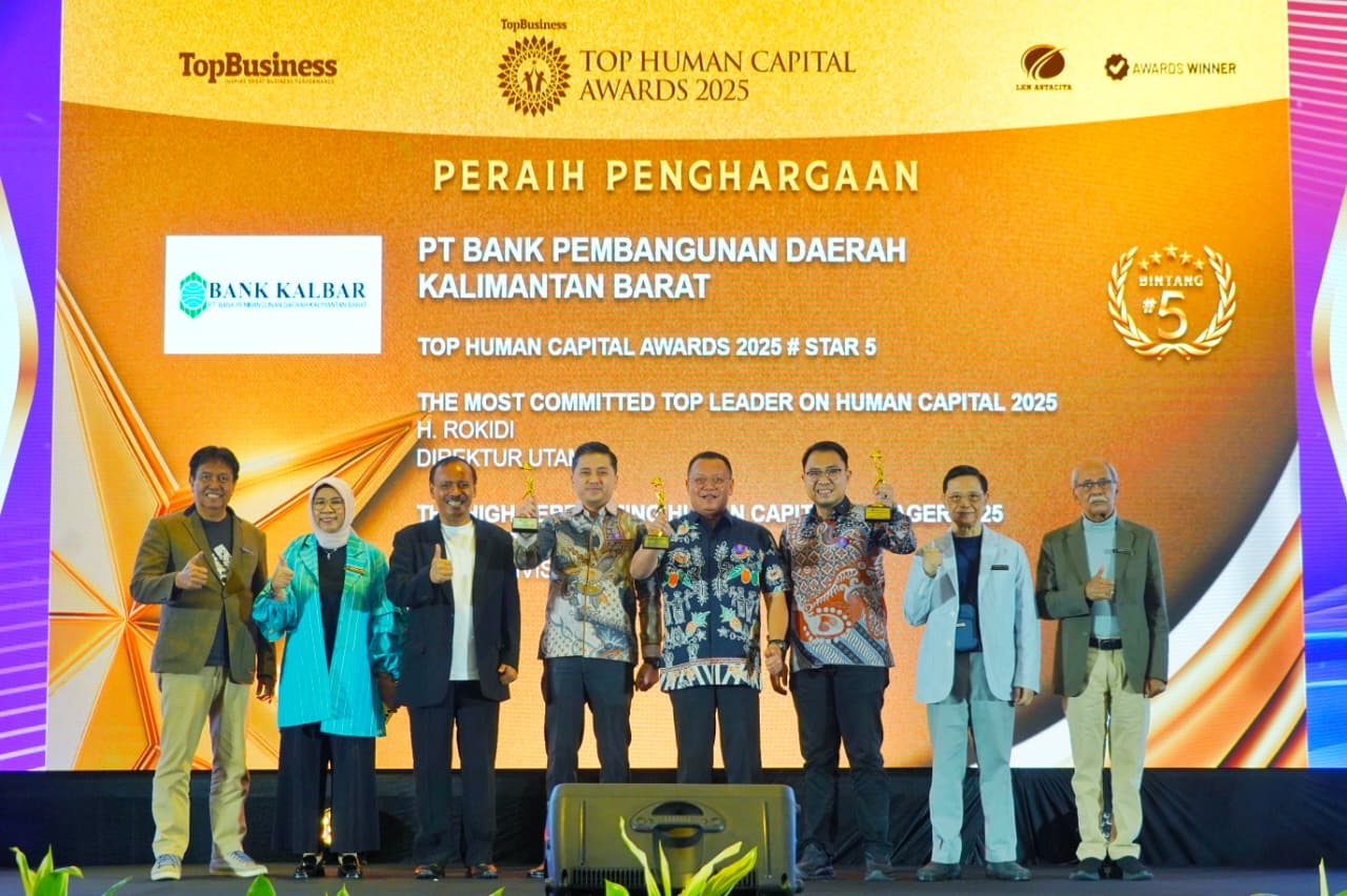 PENGHARGAAN : Dirut Bank Kalbar H. Rokidi saat berada di atas panggung menerima tiga penghargaan sekaligus dalam ajang Top Human Capital Awards 2025.