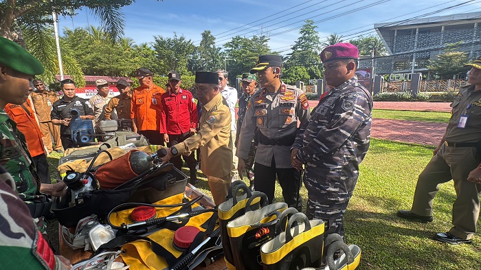 PERLENGKAPAN: Waka Polres bersama Wakil Bupati dan para pejabat lainnya memeriksa peralatan dan perlengkapan keselamatan petugas.