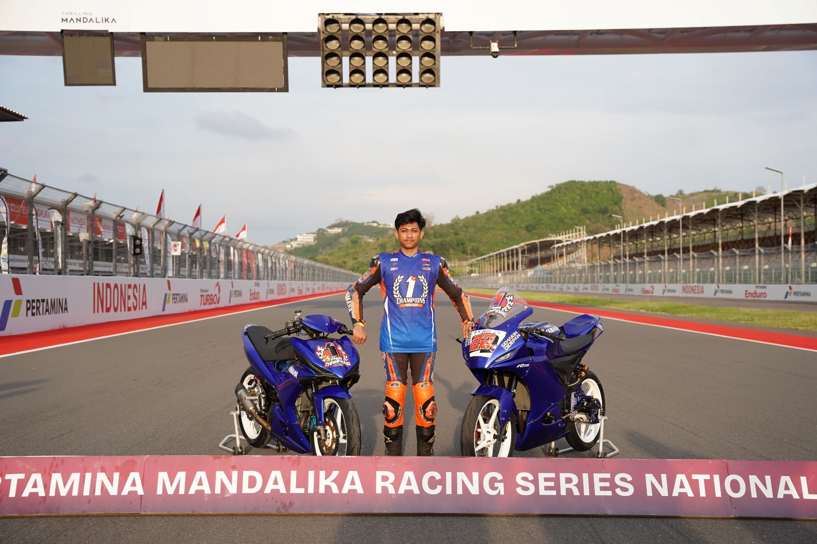 Arai Agaska, Rider Yamaha tampil gagah di Sirkuit Mandalika setelah sapu bersih gelar juara Kejurnas Mandalika Racing Series 2025.
